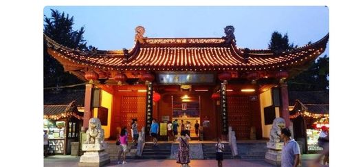 十里秦淮文枢地，游人如织夫子庙